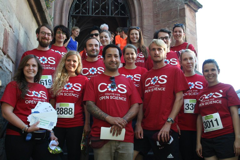 Das Team Open Science informiert beim Altstadtlauf über transparente Wissenschaft